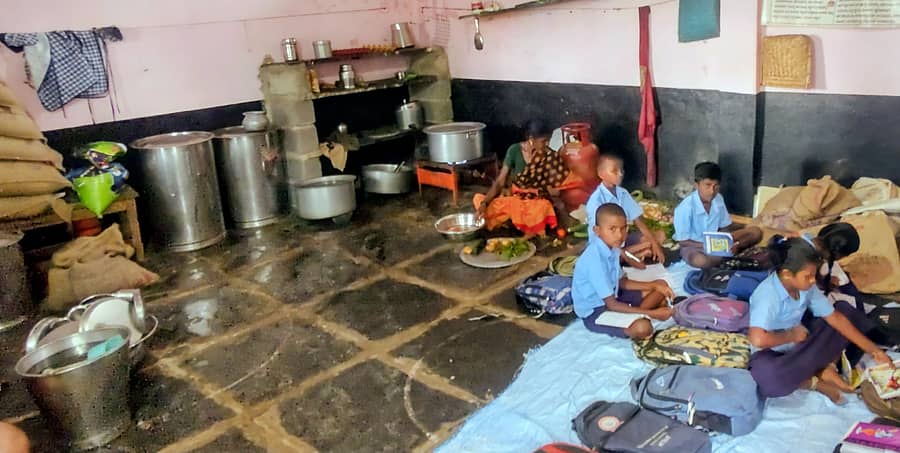 ಅಳವಂಡಿ ಸಮೀಪದ ಬೆಟಗೇರಿ ಗ್ರಾಮದ ಸರ್ಕಾರಿ ಕಿರಿಯ ಪ್ರಾಥಮಿಕ ಶಾಲೆ ಕೊಠಡಿಯಲ್ಲಿ ಮಕ್ಕಳು ಕಲಿಯುತ್ತಿರುವುದು ಹಾಗೂ ಅಡುಗೆ ತಯಾರಿಸುತ್ತಿರುವುದು