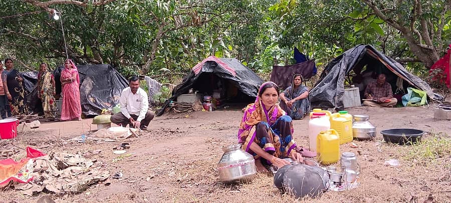 ಹಳಿಯಾಳ ತಾಲ್ಲೂಕಿನ ತೇಗ್ನಳ್ಳಿ ಗ್ರಾಮದ ಸಾವಂತ ಎಂಬುವವರ ಗದ್ದೆಯಲ್ಲಿ ಕಬ್ಬು ಕಡೆಯಲು ಬಂದಿರುವ ಮಹಾರಾಷ್ಟ್ರದ ತಾಂಡಾದವರು ಕೆಲಸವಿಲ್ಲದೆ ತಮ್ಮ ದೈನಂದಿನ ಕಾರ್ಯದಲ್ಲಿ ತೊಡಗಿದ್ದರು