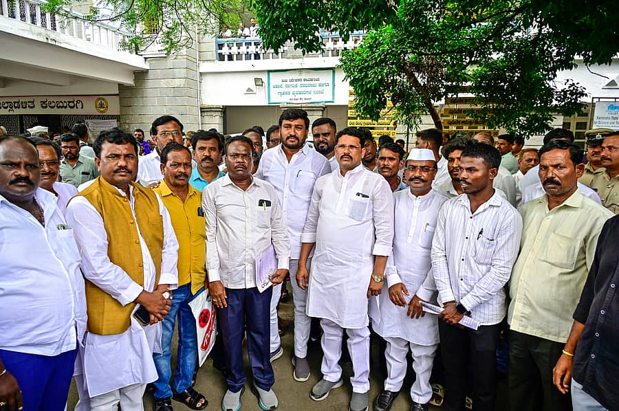 <div class="paragraphs"><p>ಕಲಬುರಗಿಯಲ್ಲಿ ಮಂಗಳವಾರ ನಡೆದ ಶಾಂತಿ ಸಭೆಯ ಬಳಿಕ ಚಿತ್ತಾಪುರನಲ್ಲಿ ‘ಪಥಸಂಚಲನ’ಕ್ಕೆ ಅನುಮತಿ ಕೋರಿರುವ ವಿವಿಧ ಸಂಘಟನೆಗಳ ಮುಖಂಡರು ಒಗ್ಗಟ್ಟು ಪ್ರದರ್ಶಿಸಿದರು   </p></div>