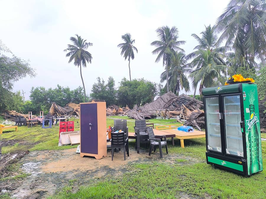 ಆನೆಗೊಂದಿ ಗ್ರಾಮದಲ್ಲಿ ಅನಧಿಕೃತವಾಗಿ ನಿರ್ಮಿಸಿದ ರೆಸಾರ್ಟ್ವೊಂದನ್ನು ತೆರವುಗೊಳಿಸಿರುವುದು