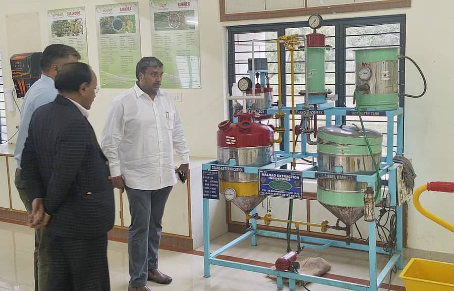 ಹಾಸನದ ತಾಲ್ಲೂಕಿನ ಮಡೇನೂರು ಜೈವಿಕ ಇಂಧನ ಉದ್ಯಾನಕ್ಕೆ ಮಂಗಳವಾರ ಭೇಟಿ ನೀಡಿದ ಜೈವಿಕ ಇಂಧನ ಅಭಿವೃದ್ಧಿ ಮಂಡಳಿ ಅಧ್ಯಕ್ಷ ಎಸ್‌.ಈ. ಸುಧೀಂದ್ರ, ಯಂತ್ರಗಳನ್ನು ಪರಿಶೀಲಿಸಿದರು