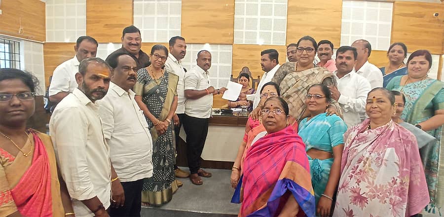 ‘ರಾಣೆಬೆನ್ನೂರು ನಗರಸಭೆಯ ಸಾಮಾನ್ಯ ಸಭೆಯಲ್ಲಿ ಬಿಜೆಪಿ ಕಚೇರಿ ಜಾಗದ ಬಗ್ಗೆ ಚರ್ಚೆ ನಡೆಸಬೇಕು’ ಎಂದು ಆಗ್ರಹಿಸಿ ಅಧ್ಯಕ್ಷೆ ಚಂಪಕಾ ಬಿಸಲಹಳ್ಳಿ ಅವರಿಗೆ ಬಿಜೆಪಿ ಸದಸ್ಯರು ಮಂಗಳವಾರ ಸಭೆ ಆರಂಭಕ್ಕೂ ಮುನ್ನ ಮನವಿ ಸಲ್ಲಿಸಿದರು