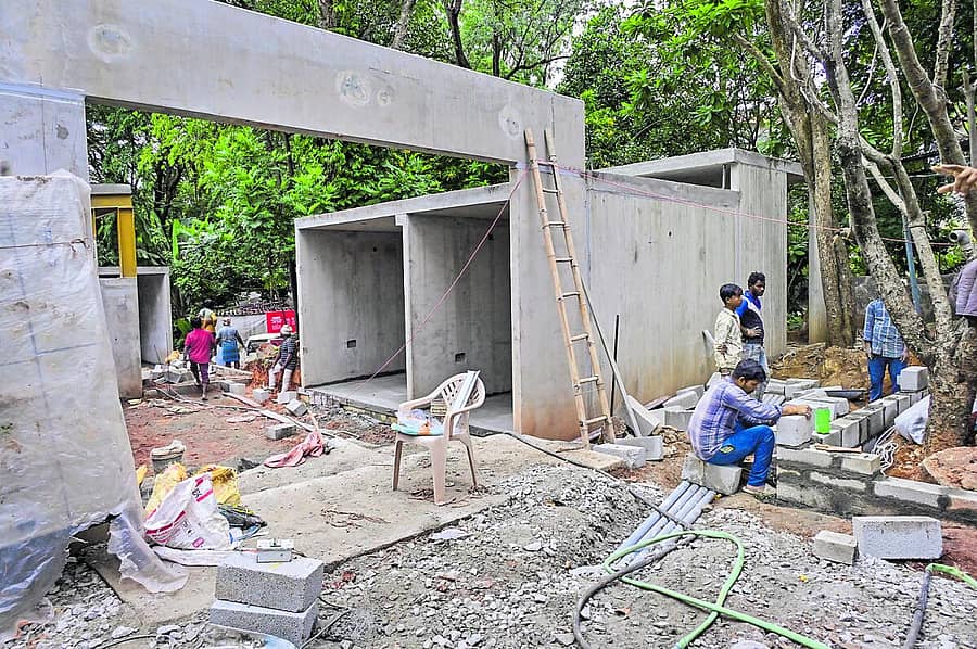 <div class="paragraphs"><p>ಕರ್ನಾಟಕ ಚಿತ್ರಕಲಾ ಪರಿಷತ್ತಿನಲ್ಲಿ ಮಳಿಗೆಗಳ ನಿರ್ಮಾಣದಲ್ಲಿ ತೊಡಗಿರುವ ಕಾರ್ಮಿಕರು</p><p>ಪ್ರಜಾವಾಣಿ ಚಿತ್ರ: ಪ್ರಶಾಂತ್ ಎಚ್.ಜಿ.</p></div>