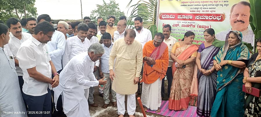 ಮುದ್ದೇಬಿಹಾಳ ಪಟ್ಟಣದ ಆಲಮಟ್ಟಿ ರಸ್ತೆಯಲ್ಲಿ ರಾಜ್ಯ ರಸ್ತೆ ಸುರಕ್ಷತಾ ನಿಧಿ ಯೋಜನೆಯಡಿ ರಾಜ್ಯ ಹೆದ್ದಾರಿ 161ರಲ್ಲಿ ಚತುಷ್ಪಥ ಕಾಮಗಾರಿಗೆ ಶಾಸಕ ಸಿ.ಎಸ್. ನಾಡಗೌಡ ಮಂಗಳವಾರ ಭೂಮಿಪೂಜೆ ನೆರವೇರಿಸಿದರು