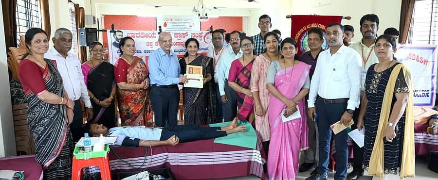ಬಾರ್ಕೂರು ರುಕ್ಮಿಣಿ ಶೆಡ್ತಿ ಸ್ಮಾರಕ ನ್ಯಾಷನಲ್ ಸರ್ಕಾರಿ ಪ್ರಥಮ ದರ್ಜೆ ಕಾಲೇಜಿನಲ್ಲಿ ಮಂಗಳವಾರ ರಕ್ತದಾನ ಶಿಬಿರ ನಡೆಯಿತು