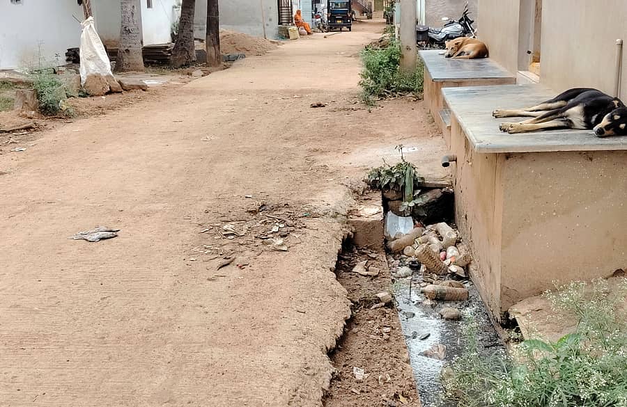 ಗಜೇಂದ್ರಗಡದ ನೇಕಾರ ಕಾಲೊನಿಯಲ್ಲಿನ ಚರಂಡಿ ಹೂಳು ತುಂಬಿಕೊಂಡಿರುವುದು