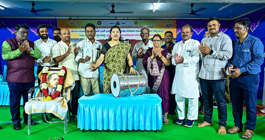 ಕಲಬುರಗಿಯ ಸರ್ಕಾರಿ ಮಹಾವಿದ್ಯಾಲಯದಲ್ಲಿ( ಸ್ವಾಯತ್ತ) ಯುವಸಬಲೀಕರಣ ಮತ್ತು ಕ್ರೀಡಾ ಇಲಾಖೆಯಿಂದ ಮಂಗಳವಾರ ನಡೆದ ಜಿಲ್ಲಾಮಟ್ಟದ ಯುವಜನೋತ್ಸವಕ್ಕೆ ಜಿಲ್ಲಾಧಿಕಾರಿ ಫೌಜಿಯಾ ತರನ್ನುಮ್ ಡೊಳ್ಳು ಬಾರಿಸಿ ಚಾಲನೆ ನೀಡಿದರು. ಗಣ್ಯರು ಪಾಲ್ಗೊಂಡಿದ್ದರು