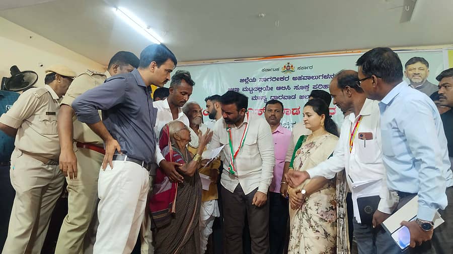 ಕಲಘಟಗಿಯಲ್ಲಿ ನಡೆದ ಜನತಾ ದರ್ಶನದಲ್ಲಿ ಸಚಿವ ಸಂತೋಷ್ ಲಾಡ್ ಅವರು ವೃದ್ಧೆಯೊಬ್ಬರ ಅಹವಾಲು ಆಲಿಸಿದರು