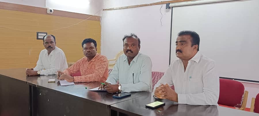 ಕನಕ ಜಯಂತಿ ಆಚರಣೆ ಸಂಬಂಧ ತಿ.ನರಸೀಪುರ ಪಟ್ಟಣದ ತಾಲ್ಲೂಕು ಪಂಚಾಯಿತಿ ಸಭಾಂಗಣದಲ್ಲಿ ನಡೆದ ಪೂರ್ವಭಾವಿ ಸಭೆಯಲ್ಲಿ ತಹಶೀಲ್ದಾರ್ ಟಿ.ಜಿ.ಸುರೇಶ್ ಆಚಾರ್ ಮಾತನಾಡಿದರು. ಕುರುಬರ ಸಂಘದ ಅಧ್ಯಕ್ಷ ಮಹೇಶ್, ಬಸವರಾಜು ಹಾಜರಿದ್ದರು