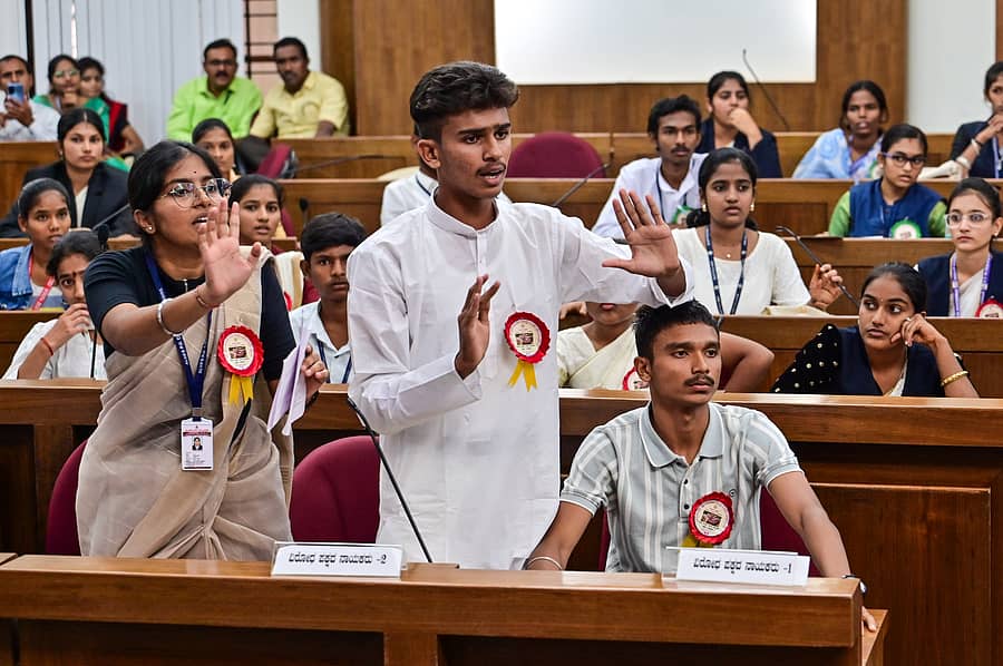 ಬೆಂಗಳೂರಿನಲ್ಲಿ ಮಂಗಳವಾರ ಪದವಿ ಪೂರ್ವ ಶಿಕ್ಷಣ ಇಲಾಖೆ ಆಯೋಜಿಸಿದ್ದ ರಾಜ್ಯಮಟ್ಟದ ಯುವ ಸಂಸರ್ ಸ್ಪರ್ಧೆಯಲ್ಲಿ ವಿವಿಧ ಜಿಲ್ಲೆಗಳಿಂದ ಆಗಮಿಸಿದ ವಿದ್ಯಾರ್ಥಿಗಳು ಅಣಕು ಕಲಾಪದಲ್ಲಿ ಭಾಗಿಯಾದರು. ಪ್ರಜಾವಾಣಿ ಚಿತ್ರ: ಪ್ರಶಾಂತ್ ಎಚ್.ಜಿ.