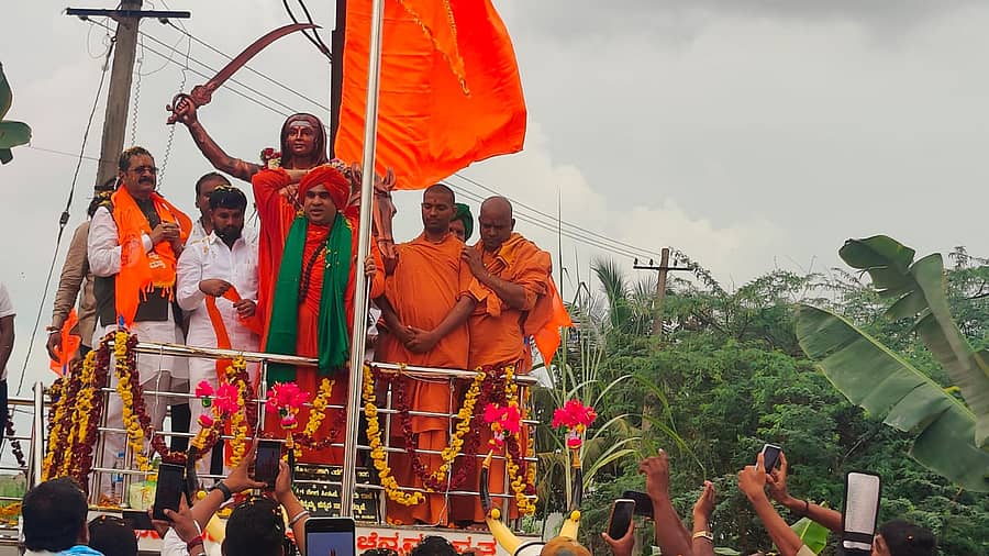 ಮುಧೋಳ ತಾಲ್ಲೂಕಿನ  ಮರಿಕಟ್ಟಿ  ಗ್ರಾಮದಲ್ಲಿ  ವೀರರಾಣಿ ಕಿತ್ತೂರ ಕಿತ್ತೂರು ಚನ್ನಮ್ಮನ  ಮೂರ್ತಿ ಅನಾವರಣ ಕಾರ್ಯಕ್ರಮ ಮಂಗಳವಾರ ನಡೆಯಿತು