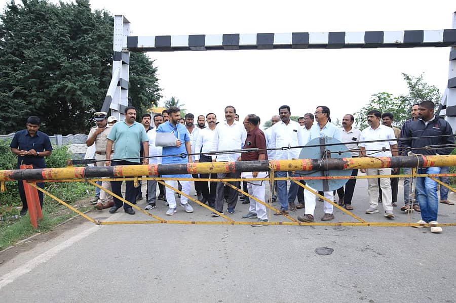 ಗೌರಿಬಿದನೂರು- ಹಿಂದೂಪುರ ರಸ್ತೆಯಲ್ಲಿರುವ ರೈಲ್ವೆ ಲೆವೆಲ್ ಕ್ರಾಸಿಂಗ್ ಬಳಿಯ ಮೇಲ್ಸೇತುವೆ ಕಾಮಗಾರಿಯನ್ನು ಸಂಸದ ಡಾ.ಕೆ.ಸುಧಾಕರ್ ಪರಿಶೀಲಿಸಿದರು