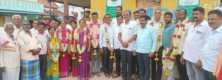 ರಾಮನಗರ ತಾಲ್ಲೂಕಿನ ಕ್ಯಾಸಾಪುರ ಪ್ರಾಥಮಿಕ ಕೃಷಿ ಪತ್ತಿನ ಸಹಕಾರ ಸಂಘಕ್ಕೆ ನಡೆದ ಚುನಾವಣೆಯಲ್ಲಿ ಆಯ್ಕೆಯಾದ ಕಾಂಗ್ರೆಸ್ ಬೆಂಬಲಿತ ನಿರ್ದೇಶಕರನ್ನು ಬಿಡಿಸಿಸಿ ಬ್ಯಾಂಕ್ ನಿರ್ದೇಶಕ ವೈ.ಎಚ್. ಮಂಜು ಸನ್ಮಾನಿಸಿದರು. ಮುಖಂಡರಾದ ಜಗದೀಶ್, ನಾಗೇಶ್ ಆನಮಾನಹಳ್ಳಿ ಹಾಗೂ ಇತರರು ಇದ್ದಾರೆ