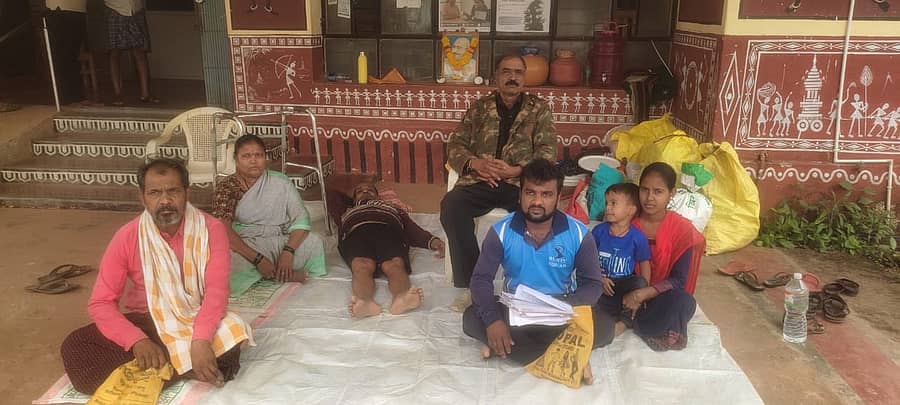 ರಟ್ಟೀಹಳ್ಳಿ ತಹಶೀಲ್ದಾರ ಕಚೇರಿ ಎದುರಿಗೆ ತಾಲ್ಲೂಕಿನ ಹಿರೇಕಬ್ಬಾರ ಗ್ರಾಮದ ನಿವೃತ್ತ ಮಾಜಿ ಸೈನಿಕ ಸುರೇಂದ್ರ. ಶಿವಪ್ಪ. ಹಲಗೇರಿ ಸರ್ಕಾರದಿಂದ ಮಾಜಿ ಸೈನಿಕರಿಗೆ ದೊರೆಯುವ ಉಚಿತ ಜಮೀನು ಪಡೆದುಕೊಳ್ಳುವಲ್ಲಿ ವಿಫಲನಾಗಿ ಸೋಮವಾರ ಪಟ್ಟಣದ ತಹಶೀಲ್ದಾರ ಕಚೇರಿ ಎದುರಿಗೆ ಕುಟುಂಬ ಸಮೇತರಾಗಿ ಬಂದು ಪ್ರತಿಭಟನೆ ನಡೆಸಿದರು