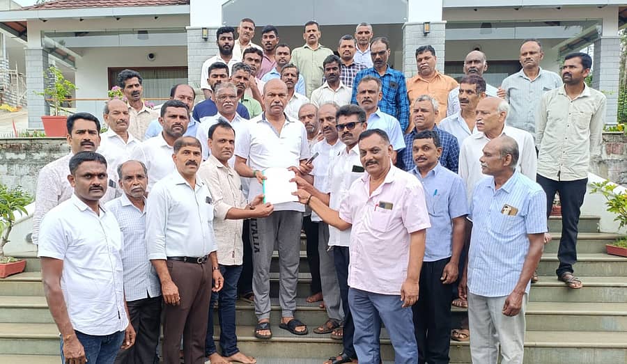 ಶೃಂಗೇರಿಯ ಕುದುರೆಮುಖ ರಾಷ್ಟ್ರೀಯ ಉದ್ಯಾನ ಪುನರ್ ವಸತಿ ಹೋರಟ ಸಮಿತಿಯವರು ಬಾಸಪುರದಲ್ಲಿ ಶಾಸಕ ಟಿ.ಡಿ.ರಾಜೇಗೌಡ ಅವರನ್ನು ಭೇಟಿ ಮಾಡಿ ಕುದುರೆಮುಖ ವ್ಯಾಪ್ತಿಯ ಮೂಲ ನಿವಾಸಿಗಳಿಗೆ ಆಗಿತ್ತಿರುವ ಅನ್ಯಾಯವನ್ನು ತಡೆಗಟ್ಟುವಂತೆ ಮನವಿ ನೀಡಿದರು 