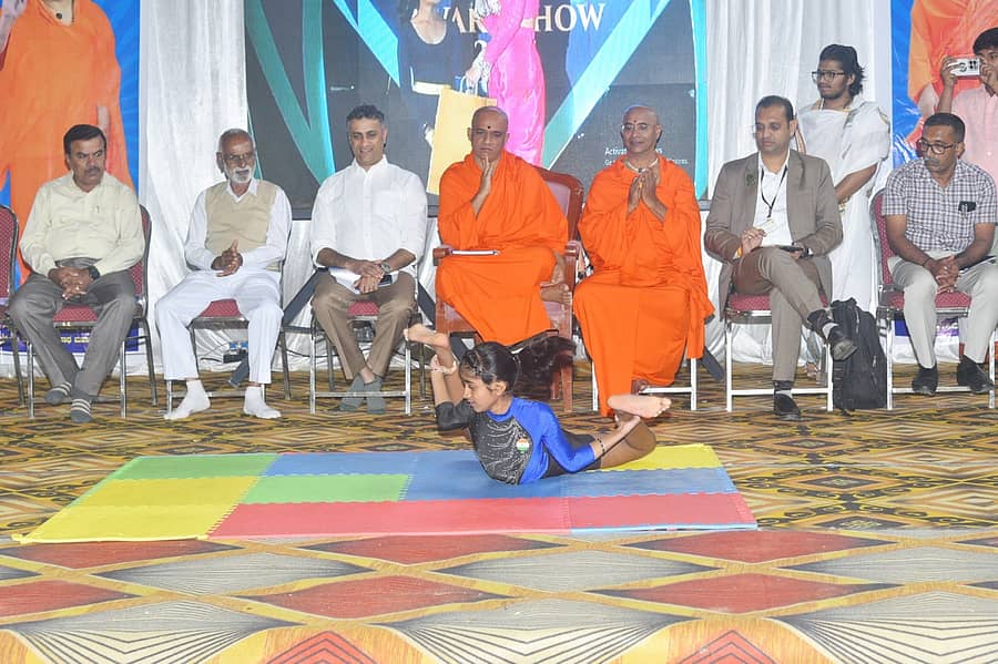 ಬಾಲಕಿ ಸಿಂಚನಾ ಮಾಡುತ್ತಿದ್ದ ಯೋಗಾಸನಗಳನ್ನು ವೇದಿಕೆ ಮೇಲಿದ್ದ ಗಣ್ಯರು ಅಚ್ಚರಿಯಿಂದ ವೀಕ್ಷಿಸಿದರು