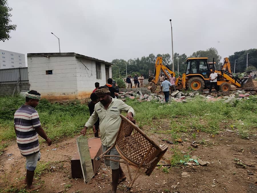 ಬಿಟಿಎಂ ಬಡಾವಣೆಯಲ್ಲಿ ಜೆಸಿಬಿ ಮೂಲಕ ಅಕ್ರಮ ಶೆಡ್ ತೆರವು ಮಾಡಲಾಯಿತು.