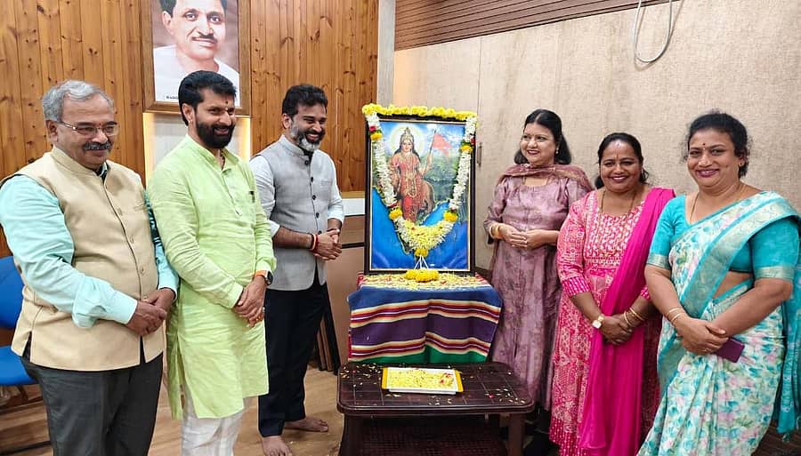 ‘ನವಪೀಳಿಗೆ ಜಿಎಸ್‌ಟಿ 2.0’ ಸುಧಾರಣೆ ಕುರಿತ ವಿಚಾರ ಸಂಕಿರಣದಲ್ಲಿ ಭಾರತಮಾತೆಯ ಚಿತ್ರಕ್ಕೆ ಸಿ.ಟಿ.ರವಿ ಪುಷ್ಪ ನಮನ ಸಲ್ಲಿಸಿದರು