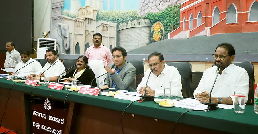 ರಾಯಚೂರಿನಲ್ಲಿ ನಡೆದ ಮಹಾನಗರಪಾಲಿಕೆ ಸಾಮಾನ್ಯ ಸಭೆಯಲ್ಲಿ ಆಯುಕ್ತ ಜುಬಿನ್ ಮೊಹಾಪಾತ್ರ ಅವರು ಸದಸ್ಯರೊಬ್ಬರ ಪ್ರಶ್ನೆಗೆ ಉತ್ತರಿಸಿದರು. ಮೇಯರ್ ನರಸಮ್ಮ ಮಾಡಗಿರಿ, ಉಪ ಮೇಯರ್ ಸಾಜೀದ್ ಸಮೀರ್, ಶಾಸಕ ಶಿವರಾಜ ಪಾಟೀಲ, ವಿಧಾನ ಪರಿಷತ್ ಸದಸ್ಯ ವಸಂತಕುಮಾರ ಉಪಸ್ಥಿತರಿದ್ದರು