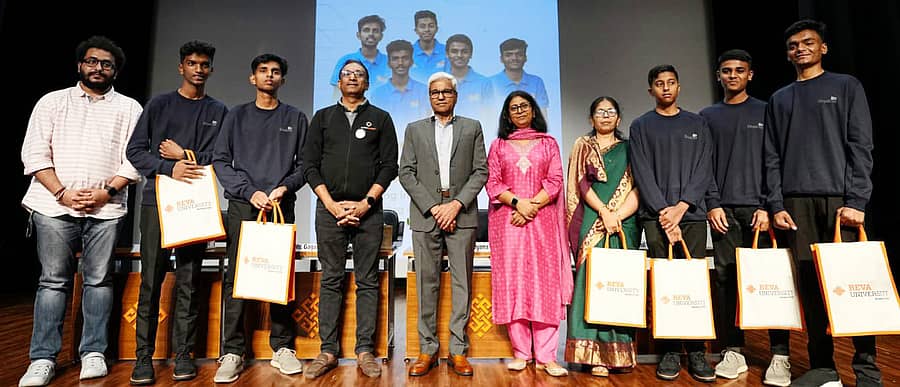 ಪನಾಮದಲ್ಲಿ ನಡೆಯಲಿರುವ ರೋಬೋಟಿಕ್ಸ್ ಒಲಿಂಪಿಕ್ಸ್ನಲ್ಲಿ ಭಾರತ ಪ್ರತಿನಿಧಿಸಲಿರುವ ಮಲ್ಲೇಶ್ವರಂ ಸರ್ಕಾರಿ ಶಾಲೆಯ ವಿದ್ಯಾರ್ಥಿಗಳನ್ನು ರೇವಾ ವಿಶ್ವವಿದ್ಯಾಲಯದಲ್ಲಿ ಸನ್ಮಾನಿಸಲಾಯಿತು