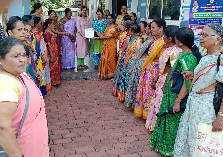 ರಾಜ್ಯ ಅಂಗನವಾಡಿ ನೌಕರರ ಸಂಘದ ಶಿರಸಿ ಘಟಕದ ವತಿಯಿಂದ ಸಿಡಿಪಿಒ ಕಚೇರಿಯ ವೀಣಾ ಶಿರ್ಸಿಕರ್ ಅವರಿಗೆ ಮನವಿ ಸಲ್ಲಿಸಲಾಯಿತು