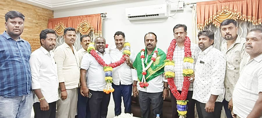 ಮದ್ದೂರಿನಲ್ಲಿ ಮಂಗಳವಾರ ಡಿಸಿಸಿ ಬ್ಯಾಂಕ್ ನಿರ್ದೇಶಕರಾಗಿ ಅವಿರೋಧವಾಗಿ ಆಯ್ಕೆಯಾದ ಚೆಲುವರಾಜು ಅವರನ್ನು ಶಾಸಕ ಕೆ.ಎಂ. ಉದಯ್ ಅಭಿನಂದಿಸಿದರು