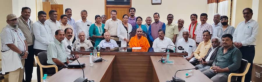 ರಾಷ್ಟ್ರಕವಿ ಕುವೆಂಪುಗೆ ಭಾರತ ರತ್ನ ಪ್ರಶಸ್ತಿ ನೀಡುವಂತೆ ಒತ್ತಾಯಿಸಲು ದೆಹಲಿಯಲ್ಲಿ ಆಯೋಜಿಸಿರುವ ಕಾರ್ಯಕ್ರಮದ ಪೂರ್ವಭಾವಿಯಾಗಿ ಮೈಸೂರಿನ ಜಲದರ್ಶಿನಿ ಅತಿಥಿಗೃಹದಲ್ಲಿ ವಿಶ್ವಮಾನವ ಕುವೆಂಪು ಕ್ಷೇಮಾಭಿವೃದ್ಧಿ ಟ್ರಸ್ಟ್ನಿಂದ ಸಭೆ ನಡೆಯಿತು