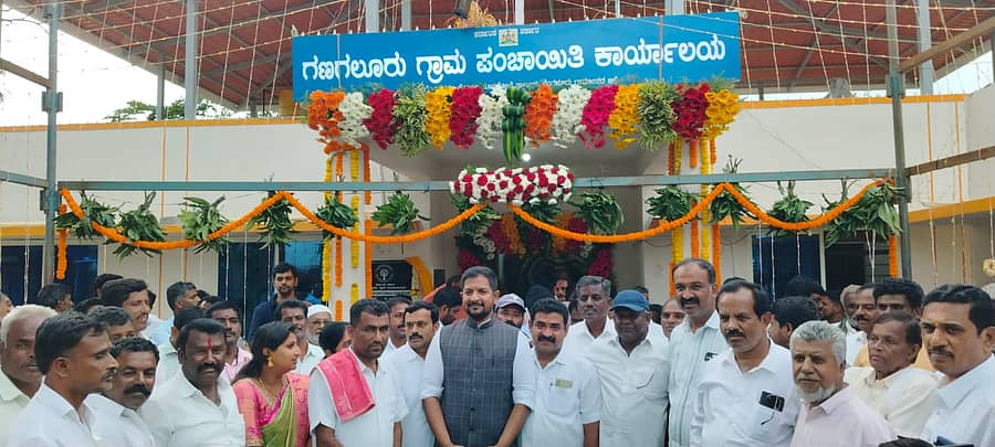 ಹೊಸಕೋಟೆ ತಾಲ್ಲೂಕಿನ ಅನುಗೊಂಡನಹಳ್ಳಿ ಹೋಬಳಿಯ ಗಣಗಲೂರು ಗ್ರಾಮ ಪಂಚಾಯತಿ ಕಟ್ಟಡದ ನವೀಕರಣ ಮತ್ತು ಡಿಜಿಟಲ್ ಗ್ರಂಥಾಲಯವನ್ನು ಶಾಸಕ ಶರತ್ ಬಚ್ಚೇಗೌಡ ಉದ್ಘಾಟಿಸಿದರು