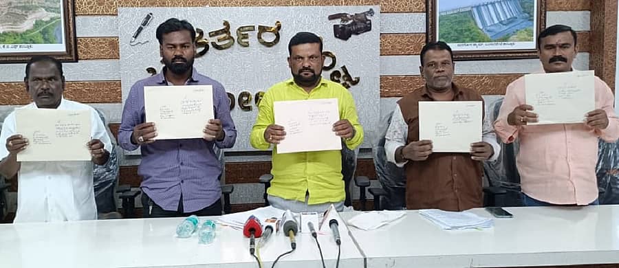 ಕೋಲಾರದಲ್ಲಿ ಮಂಗಳವಾರ ಪತ್ರಿಕಾಗೋಷ್ಠಿಯಲ್ಲಿ ಸಾಮಾಜಿಕ ಕಾರ್ಯಕರ್ತ ಕೆ.ಸಿ.ರಾಜಣ್ಣ ಕೆಲ ದಾಖಲೆ ಪ್ರದರ್ಶಿಸಿದರು