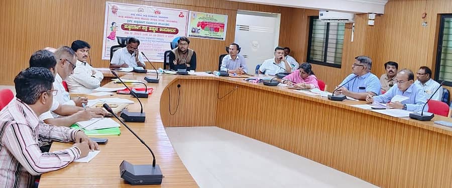 ರಾಯಚೂರಲ್ಲಿ ನಡೆದ ಜಿಲ್ಲಾ ಕಾರ್ಯಪಡೆ ಸಮಿತಿ ಸಭೆಯಲ್ಲಿ ಜಿಲ್ಲಾ ಪಂಚಾಯಿತಿ ಸಿಇಒ ಈಶ್ವರಕುಮಾರ ಕಾಂದೂ ಮಾತನಾಡಿದರು