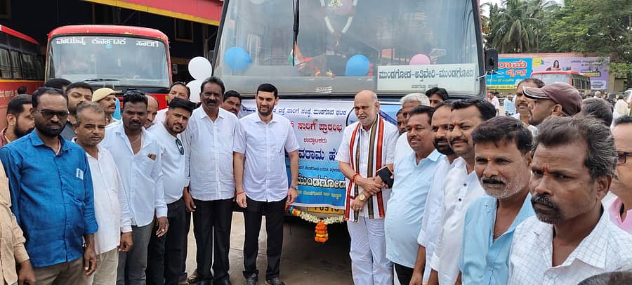 ಮುಂಡಗೋಡದಿಂದ ಅತ್ತಿವೇರಿ ಗ್ರಾಮಕ್ಕೆ ಆರಂಭವಾದ ನೂತನ ಬಸ್ ಸಂಚಾರಕ್ಕೆ ಶಾಸಕ ಶಿವರಾಮ ಹೆಬ್ಬಾರ   ಚಾಲನೆ ನೀಡಿದರು