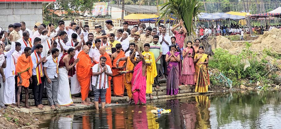 ಬಾಗೂರು ಹೋಬಳಿಯ ವಳಗೇರಹಳ್ಳಿ- ಅಣತಿ ಗ್ರಾಮದ ಕೆರೆ ತುಂಬಿಕೋಡಿ ಬಿದ್ದ ಹಿನ್ನೆಲೆಯಲ್ಲಿ ಶಾಸಕ ಸಿ.ಎನ್. ಬಾಲಕೃಷ್ಣ ಅವರು ಗಂಗೆ ಪೂಜೆ ನೆರವೇರಿಸಿ ಬಾಗಿನ ಅರ್ಪಿಸಿದರು. ನಿರ್ಮಲಾನಂದ ನಾಥ ಸ್ವಾಮೀಜಿ, ಹಾಸನ ಶಾಖ ಮಠದ ಶಂಭುನಾಥ ಸ್ವಾಮೀಜಿ ಪಾಲ್ಗೊಂಡಿದ್ದರು