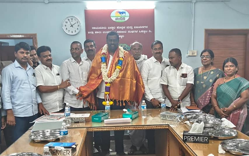 ರಾಬಕೊವಿಯಿಂದ ಕೆಎಂಎಫ್ಗೆ ಪ್ರಾತಿನಿಧ್ಯ ಪಡೆದ ಶಾಸಕ ರಾಘವೇಂದ್ರ ಹಿಟ್ನಾಳ ಅವರನ್ನು ಒಕ್ಕೂಟದ ನಿರ್ದೇಶಕರು ಬುಧವಾರ ಸನ್ಮಾನಿಸಿದರು. ಉಪಾಧ್ಯಕ್ಷ ಸತ್ಯನಾರಾಯಣ ಇದ್ದರು.