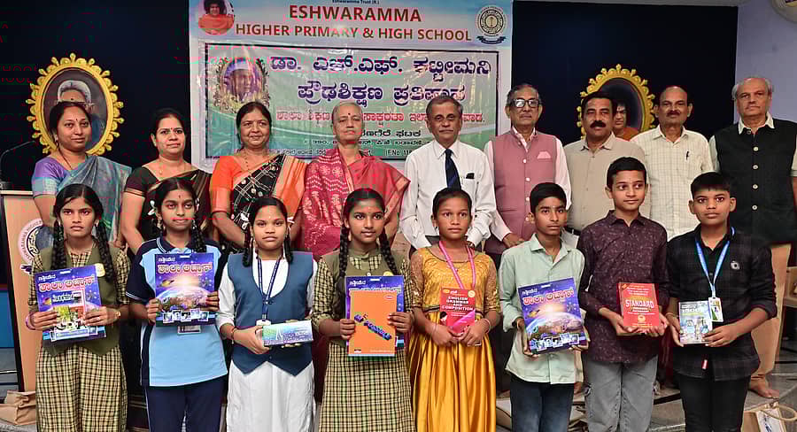 ದಾವಣಗೆರೆಯ ಈಶ್ವರಮ್ಮ ಶಾಲೆಯಲ್ಲಿ ಆಯೋಜಿಸಿದ್ದ ಪುಸ್ತಕ ಪಂಚಮಿ 16ನೇ ವಾರ್ಷಿಕೋತ್ಸವ ಸಮಾರಂಭದಲ್ಲಿ ವಿದ್ಯಾರ್ಥಿಗಳಿಗೆ ಪುಸ್ತಕಗಳನ್ನು ವಿತರಿಸಲಾಯಿತು ಪ್ರಜಾವಾಣಿ ಚಿತ್ರ