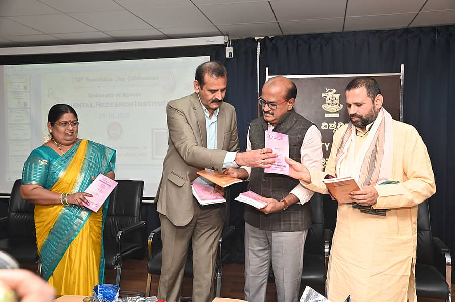 ಮೈಸೂರಿನ ಮಾನಸಗಂಗೋತ್ರಿಯಲ್ಲಿ ‘ಪ್ರಾಚ್ಯವಿದ್ಯಾ ಸಂಶೋಧನಾಲಯ’ವು ಬುಧವಾರ ಆಯೋಜಿಸಿದ್ದ 134ನೇ ಸಂಸ್ಥಾಪನಾ ದಿನಾಚರಣೆಯಲ್ಲಿ ‘ಮಹೇಂದ್ರ ವಿಜಯಡಿಮ’ ಮತ್ತು ‘ಚಿಂತಾಮಣಿ ವಿಜಯ ಚಂಪೂ’ ಕೃತಿಗಳನ್ನು ಕುಲಪತಿ ಪ್ರೊ.ಎನ್.ಕೆ.ಲೋಕನಾಥ್ ಬಿಡುಗಡೆ ಮಾಡಿದರು. ಪ್ರೊ.ಸಿ.ಪಾರ್ವತಿ, ಎ.ದೇವರಾಜು, ಪ್ರೊ.ಡಿ.ಪಿ.ಮಧುಸೂದನಾಚಾರ್ಯ ಪಾಲ್ಗೊಂಡಿದ್ದರು –ಪ್ರಜಾವಾಣಿ ಚಿತ್ರ