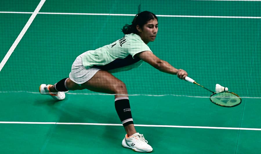 <div class="paragraphs"><p>ಮಂಗಳೂರಿನ ಉರ್ವದ ಒಳಾಂಗಣ ಕ್ರೀಡಾಂಗಣದಲ್ಲಿ ಬುಧವಾರ ನಡೆದ ‘ಚೀಫ್ ಮಿನಿಸ್ಟರ್ಸ್  ಮಂಗಳೂರು ಇಂಡಿಯಾ ಇಂಟರ್ನ್ಯಾಷನಲ್ ಚಾಲೆಂಜ್ 2025‘ ಅಂತರರಾಷ್ಟ್ರೀಯ ಬ್ಯಾಡ್ಮಿಂಟನ್ ಟೂರ್ನಿಯ ಮಹಿಳೆಯರ ಸಿಂಗಲ್ಸ್ನಲ್ಲಿ ಅಮೆರಿಕದ ಇಷಿಕಾ ಜೈಸ್ವಾಲ್ ಅವರು  ಭಾರತದ ಜೈನಾಬ್ ಸಯೀದ್ ಅವರನ್ನು ಸೋಲಿಸಿ ಪ್ರಿಕ್ವಾರ್ಟರ್ ಫೈನಲ್ ತಲುಪಿದರು   </p></div>