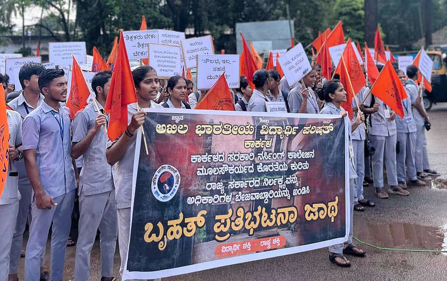 ಕಾರ್ಕಳ ಬಿಎಸ್ಸಿ ನರ್ಸಿಂಗ್ ಕಾಲೇಜಿನ ವಿವಿಧ ಬೇಡಿಕೆಗಳ ಈಡೇರಿಕೆಗಾಗಿ ಬುಧವಾರ ಎಬಿವಿಪಿ ನೇತೃತ್ವದಲ್ಲಿ ಪ್ರತಿಭಟನೆ ನಡೆಯಿತು
