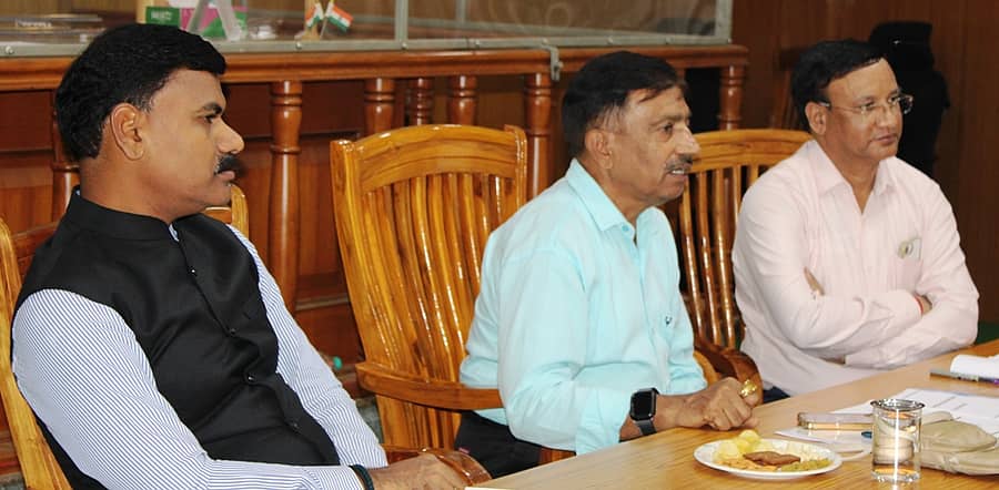 ಬಾಗಲಕೋಟೆ ಜಿಲ್ಲಾಧಿಕಾರಿ ಕಚೇರಿ ಸಭಾಂಗಣದಲ್ಲಿ ಬುಧವಾರ ಜರುಗಿದ ಮತದಾರರ ಪಟ್ಟಿ ವಿಶೇಷ ಸಮಗ್ರ ಪರಿಷ್ಕರಣೆ ಸಿದ್ದತೆ ಸಭೆಯಲ್ಲಿ ರಾಜ್ಯ ಸ್ವೀಪ್ ನೋಡಲ್ ಅಧಿಕಾರಿ ಪಿ.ಎಸ್. ವಸ್ತ್ರದ ಮಾತನಾಡಿದರು