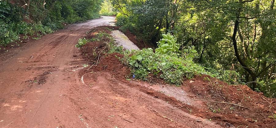 ಕೆಮ್ಮಣ್ಣಗುಂಡಿ ಗಿರಿಧಾಮಕ್ಕೆ ಸಂಪರ್ಕ ಕಲ್ಪಿಸುವ ಕಾಂಕ್ರೀಟ್ ರೆಸ್ತೆ ಬಿರುಕು ಬಿಟ್ಟು ಕುಸಿಯುವ ಹಂತ ತಲುಪಿರುವುದು