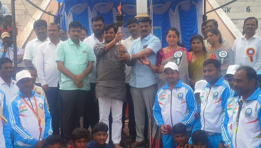 ಮುಂಡರಗಿಯ ಜಗದ್ಗುರು ಅನ್ನದಾನೀಶ್ವರ ತಾಲ್ಲೂಕು ಕ್ರೀಡಾಂಗಣದಲ್ಲಿ ಹಮ್ಮಿಕೊಂಡಿದ್ದ ತಾಲ್ಲೂಕುಮಟ್ಟದ ಕ್ರೀಡಾಕೂಟದಲ್ಲಿ ಶಾಸಕ ಡಾ.ಚಂದ್ರು ಲಮಾಣಿ ಅವರು ಕ್ರೀಡಾಜ್ಯೋತಿ ಸ್ವೀಕರಿಸಿದರು