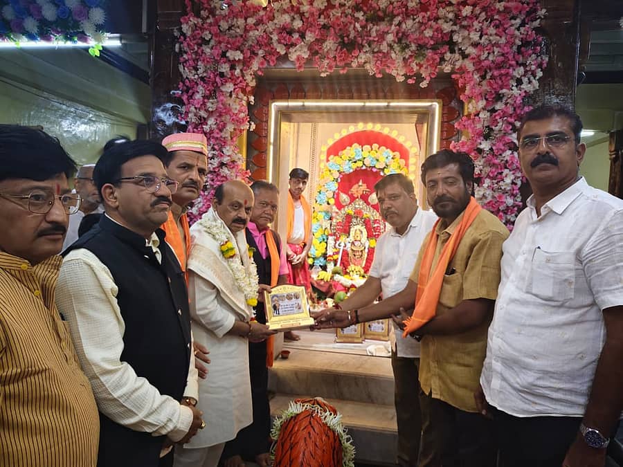 ಗದಗ ನಗರದ ಹಳೆ ಸರಾಫ್ ಬಜಾರ್ನಲ್ಲಿ ಬುಧವಾರ ನಡೆದ ಸೋಮವಂಶ ಸಹಸ್ರಾರ್ಜುನ ಮಹಾರಾಜರ ಜಯಂತ್ಯುತ್ಸವದ ಮೆರವಣಿಗೆಯ ಉದ್ಘಾಟನಾ ಸಮಾರಂಭದ ವೇಳೆ ಸಂಸದ ಬೊಮ್ಮಾಯಿ ಅವರನ್ನು ಅಂಬಾ ಭವಾನಿ ದೇವಸ್ಥಾನದ ವತಿಯಿಂದ ಸನ್ಮಾನಿಸಲಾಯಿತು