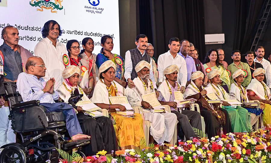 ವಿಶ್ವ ಆರೈಕೆದಾರರ ದಿನಾಚರಣೆ ಕಾರ್ಯಕ್ರಮದಲ್ಲಿ ಆರೈಕೆದಾರರರಿಗೆ ಗೌರವಿಸಿ ಸನ್ಮಾನಿಸಲಾಯಿತು. 
ಪ್ರಜಾವಾಣಿ ಚಿತ್ರ