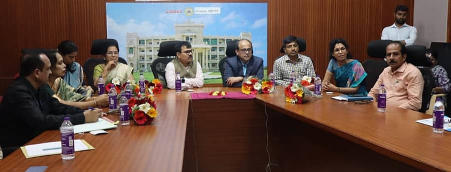 ಬೆಂಗಳೂರು ದಕ್ಷಿಣ ಜಿಲ್ಲಾ ಖಜಾನೆ ವತಿಯಿಂದ ರಾಮನಗರದ ಜಿಲ್ಲಾಧಿಕಾರಿ ಕಚೇರಿಯ ಹಾಲ್ನಲ್ಲಿ ಪಿಂಚಣಿ ಅದಾಲತ್ ಹಾಗೂ ಜಿಪಿಎಫ್ ಅದಾಲತ್ ಜರುಗಿತು. ಮಹಾಲೇಖಪಾಲ ರಾಜೀವ್ ಕುಮಾರ್ ಸಿಂಗ್ ಹಾಗೂ ಇತರರು ಇದ್ದಾರೆ