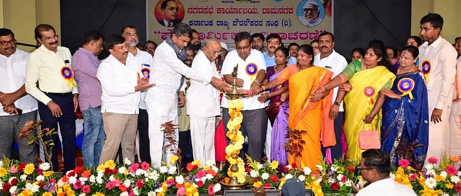 <div class="paragraphs"><p>ರಾಮನಗರದ ಡಾ. ಬಿ.ಆರ್. ಅಂಬೇಡ್ಕರ್ ಭವನದಲ್ಲಿ ನಡೆದ ಪೌರ ಕಾರ್ಮಿಕರ ದಿನಾಚರಣೆ ಕಾರ್ಯಕ್ರಮವನ್ನು ಗಣ್ಯರು ಪೌರ ಕಾರ್ಮಿಕರೊಂದಿಗೆ ಉದ್ಘಾಟಿಸಿದರು.  </p></div>