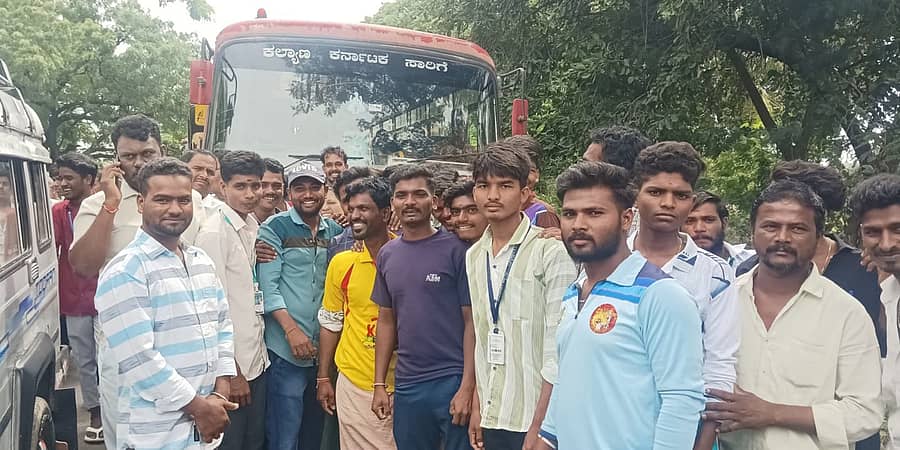 ಕವಿತಾಳ ಸಮೀಪದ ಕೊಟೇಕಲ್ ಕ್ರಾಸ್ ನಲ್ಲಿ ಬಸ್ ನಿಲುಗಡೆಗೆ ಆಗ್ರಹಿಸಿ ವಿದ್ಯಾರ್ಥಿಗಳು ಬುಧವಾರ ಪ್ರತಿಭಟನೆ ನಡೆಸಿದರು.