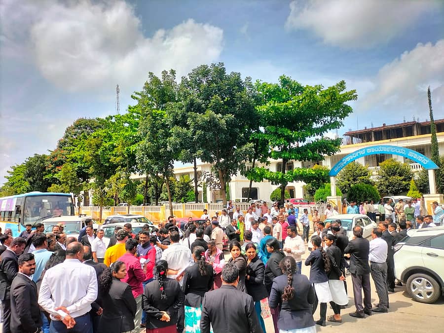 ವಕೀಲರು ರಸ್ತೆ ತಡೆ ನಡೆಸಿದರು