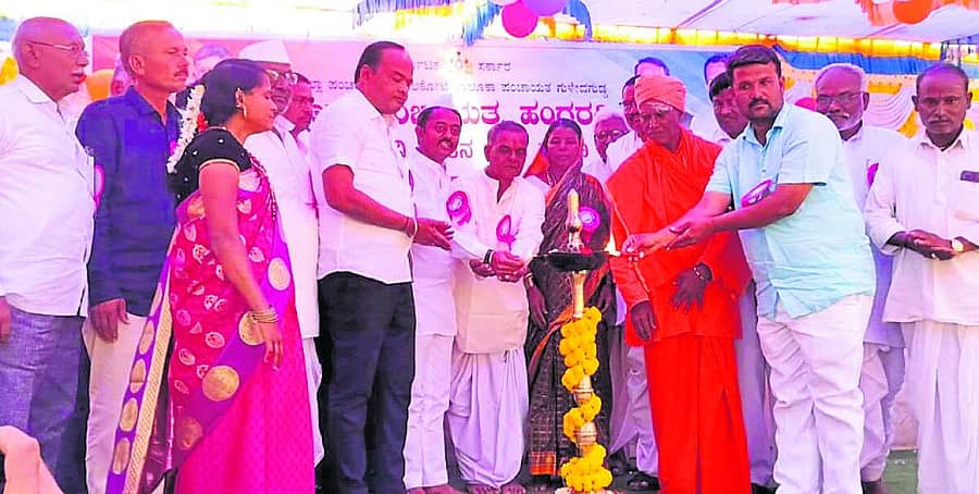 <div class="paragraphs"><p>ಗುಳೇದಗುಡ್ಡ ತಾಲ್ಲೂಕಿನ ಹಂಗರಗಿ ಗ್ರಾಮದಲ್ಲಿ ಶಾಸಕ ಭೀಮಸೇನ ಚಿಮ್ಮನಕಟ್ಟಿ ಸಂಜೀವಿನಿ ಕಟ್ಟಡ ಹಾಗೂ ಗ್ರಾಮ ಪಂಚಾಯಿತಿ ಗ್ರಂಥಾಲಯದ ಕಟ್ಟಡ ಉದ್ಘಾಟಿಸಿದರು</p></div>