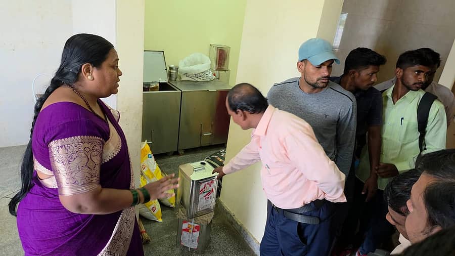 ಯಾದಗಿರಿಯ ಕ್ರೀಡಾ ವಸತಿ ನಿಲಯಕ್ಕೆ ನಗರಸಭೆ ಅಧ್ಯಕ್ಷೆ ಲಲಿತಾ ಅನಪುರ ಅವರು ಭೇಟಿ ನೀಡಿ ಪರಿಶೀಲನೆ ನಡೆಸಿದರು