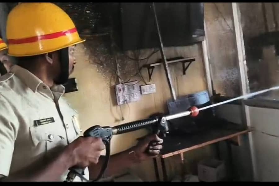 ಸುರಪುರ ಸಮೀಪದ ರಂಗಂಪೇಟೆಯ ಕೆಪಿಎಸ್ ಶಾಲೆಯಲ್ಲಿ ಬೆಂಕಿ ನಂದಿಸುತ್ತಿರುವ ಅಗ್ನಿಶಾಮಕ ದಳದ ಸಿಬ್ಬಂದಿ