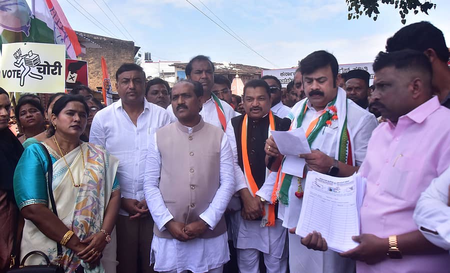 ಹಳೇ ಹುಬ್ಬಳ್ಳಿಯ ಅಯೋಧ್ಯಾ ಓಣಿಯ ಬಸವೇಶ್ವರ ವೃತ್ತದಲ್ಲಿ ಹುಬ್ಬಳ್ಳಿ –ಧಾರವಾಡ ಮಹಾನಗರ ಜಿಲ್ಲಾ ಕಾಂಗ್ರೆಸ್ ವತಿಯಿಂದ ಬುಧವಾರ ಹಮ್ಮಿಕೊಂಡಿದ್ದ ಸಹಿ ಸಂಗ್ರಹ ಅಭಿಯಾನದಲ್ಲಿ ಎಐಸಿಸಿ ರಾಷ್ಟ್ರೀಯ ಕಾರ್ಯದರ್ಶಿ ಮಯೂರ್ ಜಯಕುಮಾರ್ ಮಾತನಾಡಿದರು. ಶಾಸಕ ಪ್ರಸಾದ ಅಬ್ಬಯ್ಯ, ಮುಖಂಡರು ಹಾಜರಿದ್ದರು